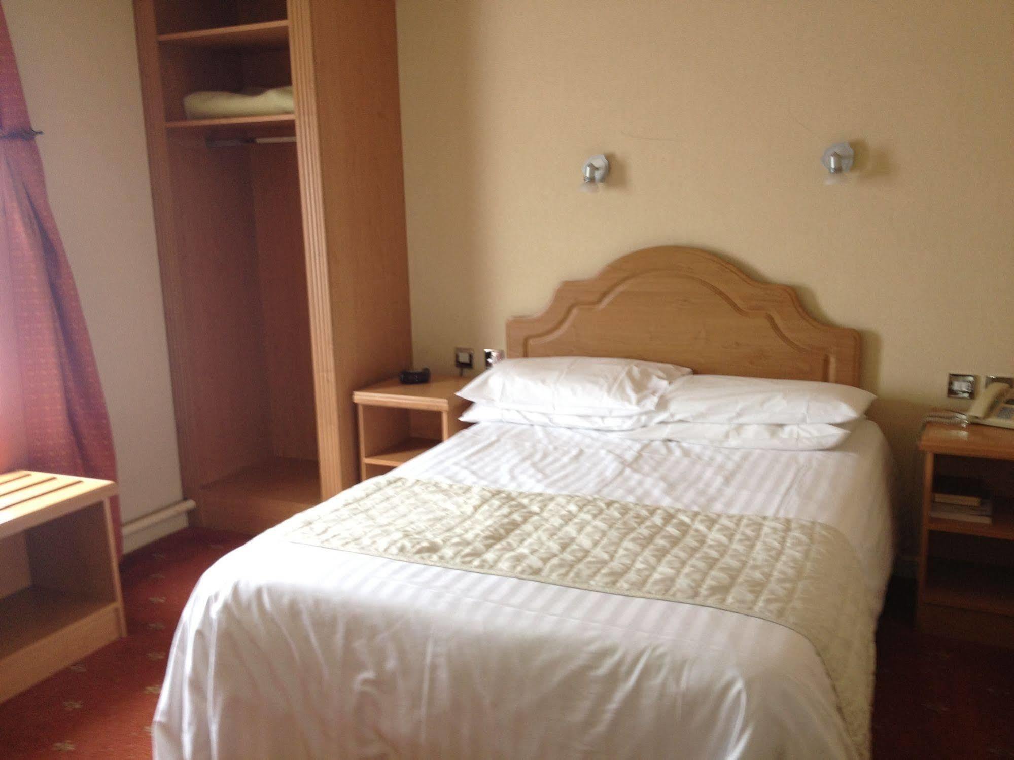 The Royal Hotel Кукстаун Екстериор снимка
